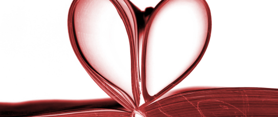 book in form of heart Un cœur rouge fabriqué à partir des pages d'un livre rouge.